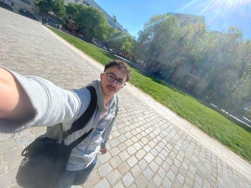 Portrait de Matthieu Deidda en extérieur